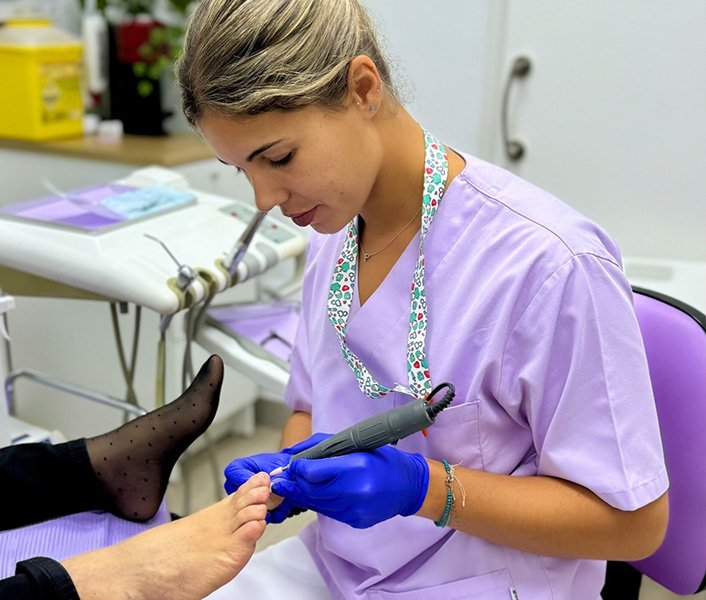 Dra. realizando servicio de podología